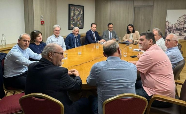 Η Κεραμέως «έφαγε πόρτα» από τη ΓΣΕΕ για τον κατώτατο μισθό